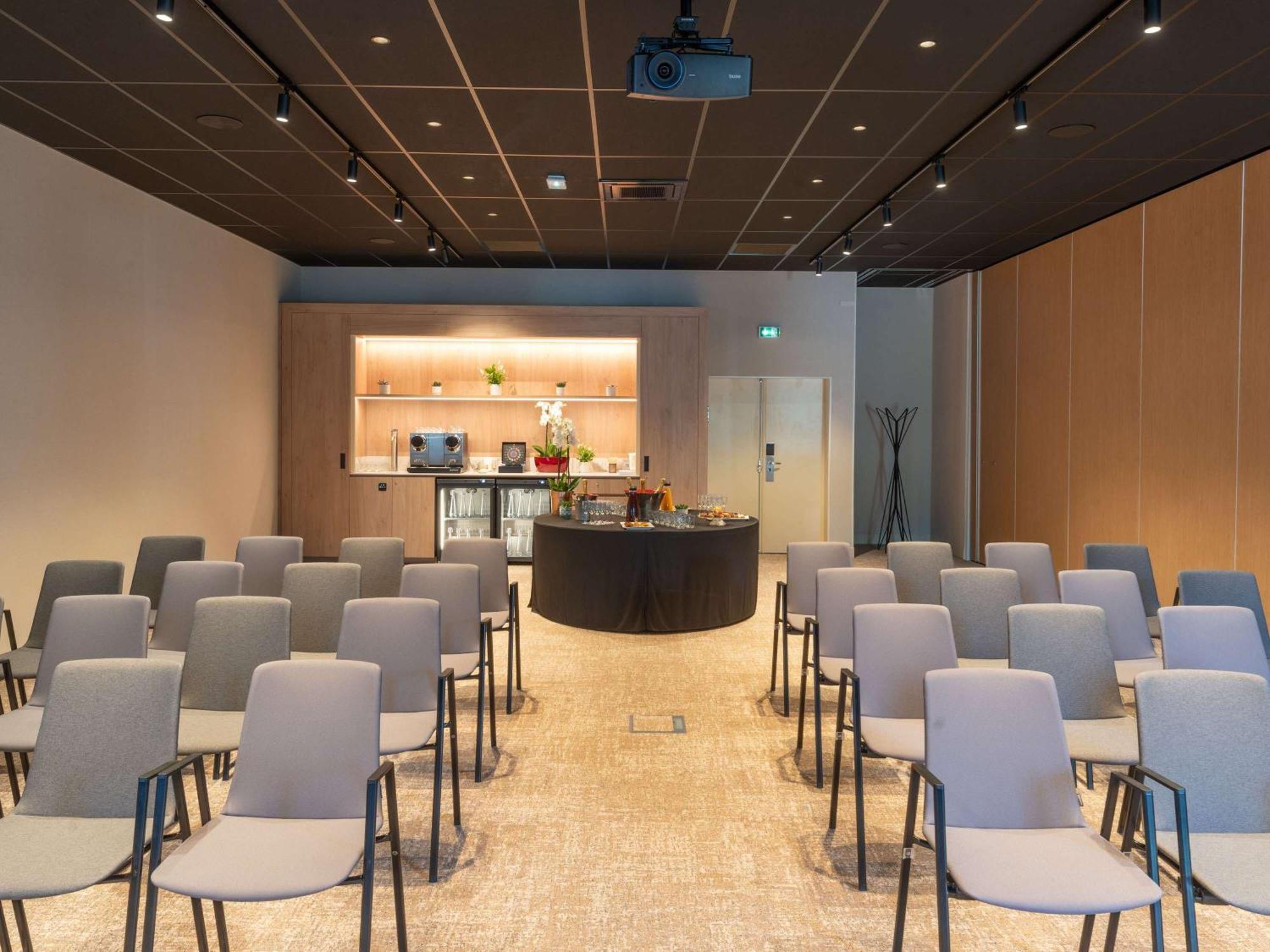 Novotel Angers Lac De Maine Екстериор снимка